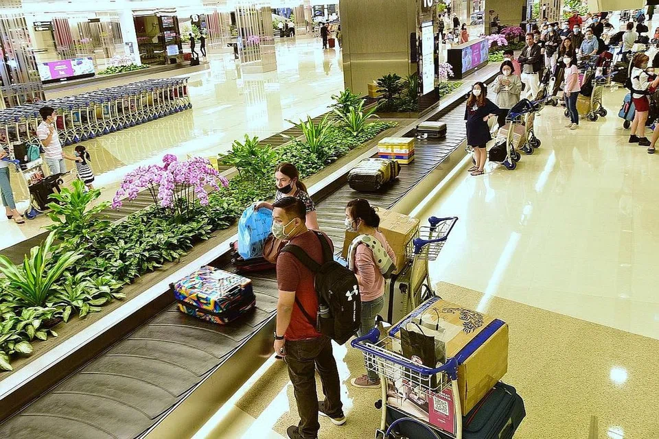 LANGKAH KESAN AWAL: Semua orang yang memasuki Singapura perlu menjalani ujian swab sebagai sebahagian langkah mencegah penularan Covid-19. - Foto fail