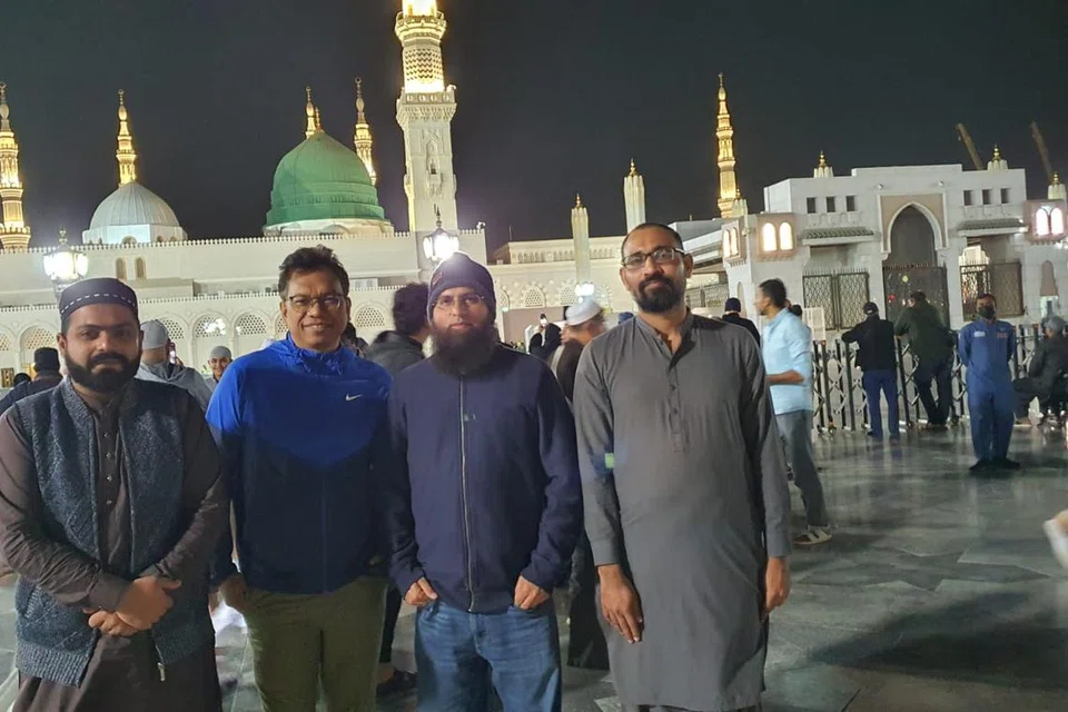 Memulakan pekerjaan di tapak suci yang berprofil tinggi seperti ini memerlukan perancangan dan dedikasi yang teliti, kata Encik Azhar (dua dari kiri), Pengerusi Eksekutif Enercon Asia. Bersamanya ialah (dari kiri) jurutera Enercon Asia, Encik Muhammad Raza; Encik Imran Zahar (Pengurus Negara) dan Encik Muhammad Naveed (Pengurus Jurutera). 