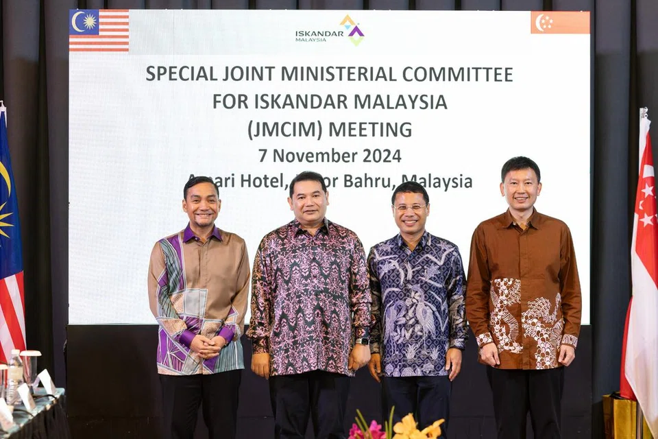(Dari kanan) Menteri Pengangkutan, Encik Chee Hong Tat; Menteri Pembangunan Negara, Encik Desmond Lee; Menteri Ekonomi Malaysia, Encik Mohd Rafizi Ramli; dan Menteri Besar Johor, Datuk Onn Hafiz Ghazi, di  mesyuarat perbincangan draf Perjanjian Bersama Zon Ekonomi Khas Johor-Singapura (JS-SEZ) pada 7 November di Johor Bahru.