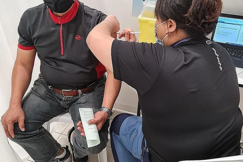 JAGI DIRI: Seorang warga emas mengambil suntikan penggalak vaksin Covid-19 di Kelab Masyarakat Yew Tew. - Foto MASAGOS ZULKIFLI MASAGOS MOHAMAD / FACEBOOK