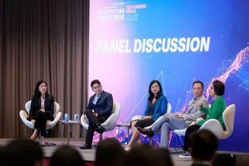 (Dari kiri) Ketua Pegawai Eksekutif (CEO) Agensi Tenaga Kerja Singapura (WSG), Cik Dilys Boey; CEO di Fei Siong FastFood, Encik Jedrick Tan; Ketua Pegawai Operasi (COO) (ketua negara) di Generation Singapore, Cik Gloria Arlini; dan Ketua Perundingan di Ensign InfoSecurity, Encik Lim Minhan. Moderator forum itu ialah editor bersekutu ‘The Business Times’,  Cik Lee Su Shyan (kanan). 