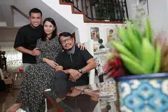 BERSAMA DUA CINTA HATI: Farhana M. Noor (tengah) yang kini hamil empat bulan berharap suaminya, Norshafiq Ridzwan (kiri) dapat mencontohi sifat kebapaan ayahnya, Encik Mohamed Noor Osman. - Foto BH oleh TIMOTHY DAVID