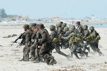 TAMAT KERJASAMA: Gambar fail menunjukkan askar marin Filipina dan Amerika berlatih bersama di San Antonio, wilayah Zambales. Dengan penamatan VFA, kerjasama seperti ini mungkin tidak dapat dilanjutkan. - Foto AFP