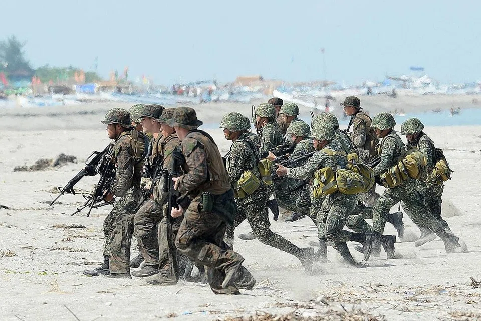 TAMAT KERJASAMA: Gambar fail menunjukkan askar marin Filipina dan Amerika berlatih bersama di San Antonio, wilayah Zambales. Dengan penamatan VFA, kerjasama seperti ini mungkin tidak dapat dilanjutkan. - Foto AFP