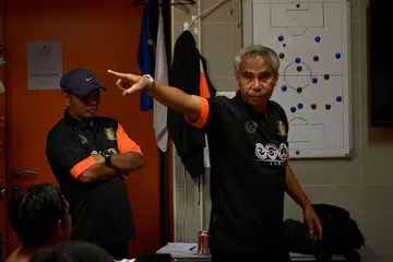 MAHUKAN YANG TERBAIK BAGI ANAK DIDIK: Allahyarham Salim Moin memberi arahan kepada anak buahnya semasa menjadi ketua jurulatih Hougang United. Allahyarham mewakili Singapura pada 1980-an dan 1990-an dalam pertandingan Piala Malaysia dan kejuaraan lain, seperti kelayakan Piala Dunia. - Foto fail BM