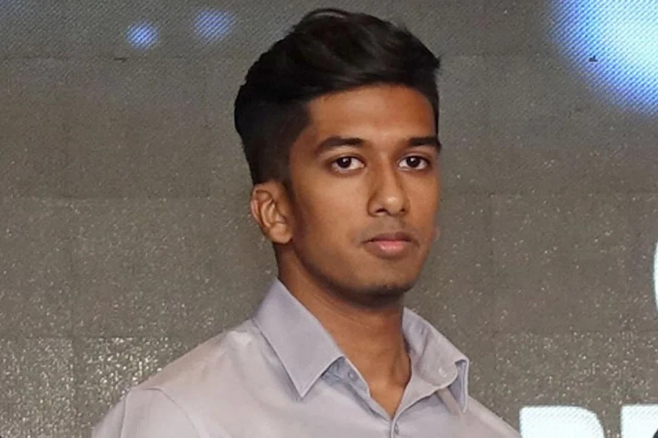 RANGSANG BIDANG KEJURUTERAAN: Mahasiswa dari Universiti Nasional Singapura (NUS) Encik Muhammad Hudzaifah Sulaiman (gambar atas) dan Encik Mohamed Taufik Rahim dari Politeknik Temasek menerima anugerah biasiswa Institusi Jurutera Singapura (IES)-Yayasan Mendaki daripada Encik Zaqy Mohamad dan Presiden IES, Profesor Yeoh Lean Weng di Majlis Makan Malam IES ke-52 dan Jamuan Penutup Persekutuan Pertubuhan Kejuruteraan Asean (AFEO) ke-36 di Resorts World Sentosa kelmarin. - Foto IES