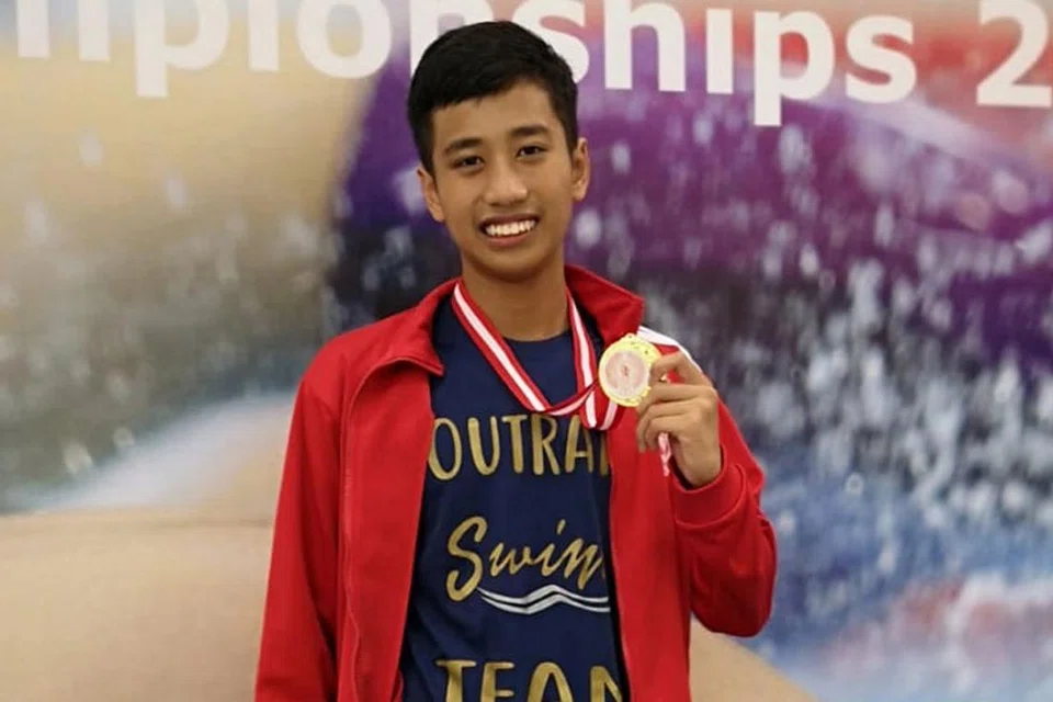 KEBANGGAAN SEKOLAH: Ardi Zulhilmi Mohamed Azman menghadiahkan pingat emas kepada Sekolah Menengah Outram di Kejohanan Antara Sekolah-Sekolah Nasional Divisyen 'B' yang berlangsung di Pusat Akuatik OCBC semalam. - Foto ZARINA MOHD RAZALI