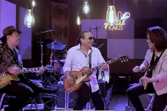 PROJEK 'GENTEL KAKIS' USAHA GABUNGKAN GITARIS: Pemain gitar setempat dari tiga generasi, (dari kiri) Alif Putra, Moliano Rasmadi dan Addy Rasidi, saling bertukar pandangan dan ingin belajar dari satu sama lain dalam sebuah rancangan ala talk show yang disokong oleh Majlis Seni Kebangsaan. - Foto-foto THE BLACK BAR COMPANY