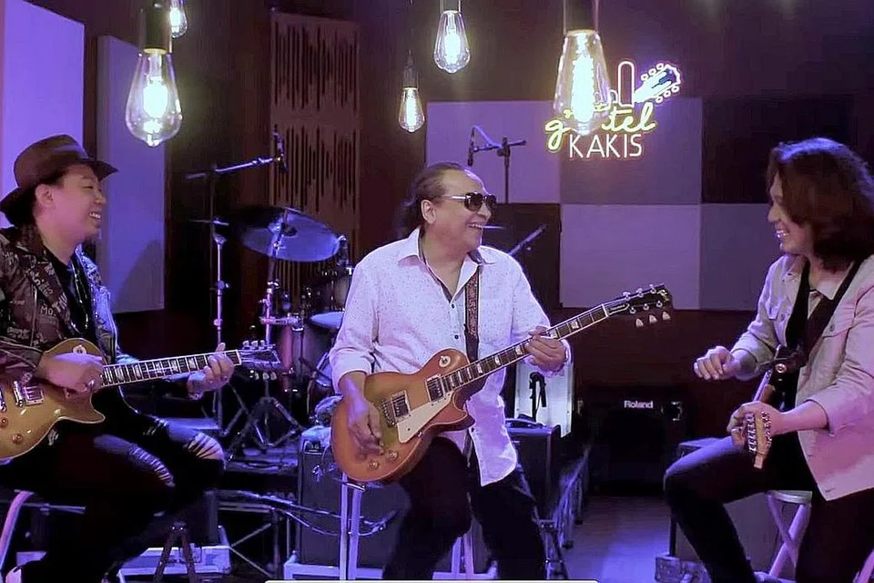 PROJEK 'GENTEL KAKIS' USAHA GABUNGKAN GITARIS: Pemain gitar setempat dari tiga generasi, (dari kiri) Alif Putra, Moliano Rasmadi dan Addy Rasidi, saling bertukar pandangan dan ingin belajar dari satu sama lain dalam sebuah rancangan ala talk show yang disokong oleh Majlis Seni Kebangsaan. - Foto-foto THE BLACK BAR COMPANY