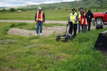 CARI MANGSA: Kakitangan melakukan pengesanan di sebuah padang menggunakan sistem radar yang boleh menembusi bawah tanah tempat masyarakat Negara Pertama Cowessess berkata mereka menemui 751 kubur tanpa nama dekat sebuah bekas Sekolah Kediaman Orang Asli Marieval di Grayson, Saskatchewan, Canada, pada 18 Jun. - Foto REUTERS