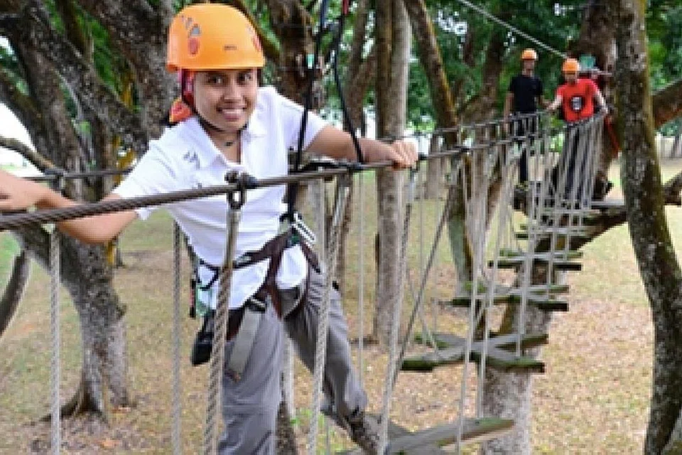 FOREST ADVENTURE: Terletak di Bedok Reservoir, firma ini menawarkan kegiatan bagi peserta mengharungi rintangan atas pokok. - Foto FOREST ADVENTURE 