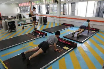 SIAP JALANI LATIHAN: Sesi latihan bagi persiapan IPPT akan dijalankan dalam kumpulan kecil dan kapasiti terhad sejajar dengan garis panduan keselamatan yang dikeluarkan. - FOTO FACEBOOK MINDEF