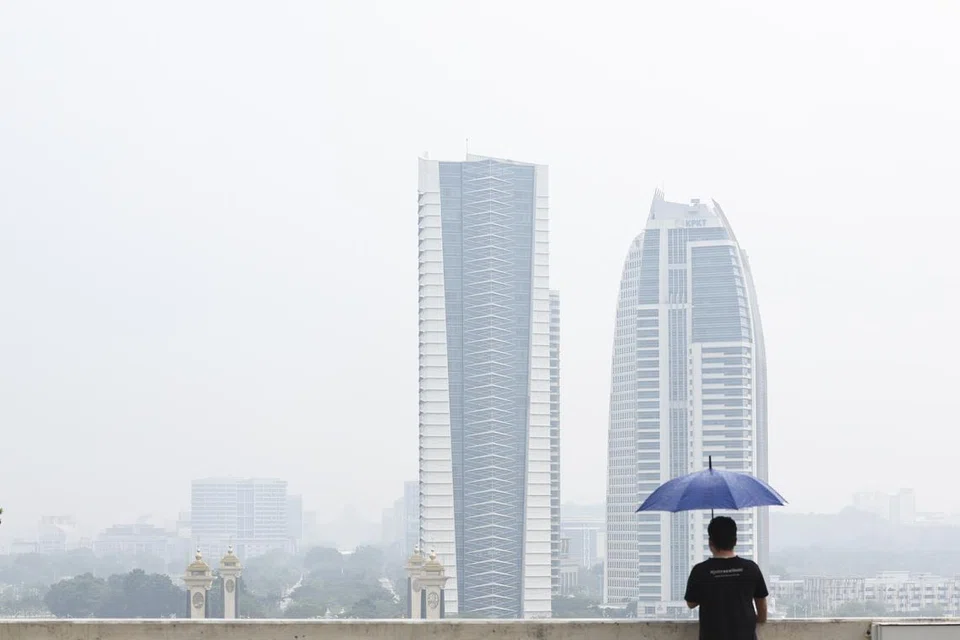 ELAK RISIKO: Pemandangan sekitar Pusat Pentadbiran Kerajaan Putrajaya yang diselubungi jerebu.