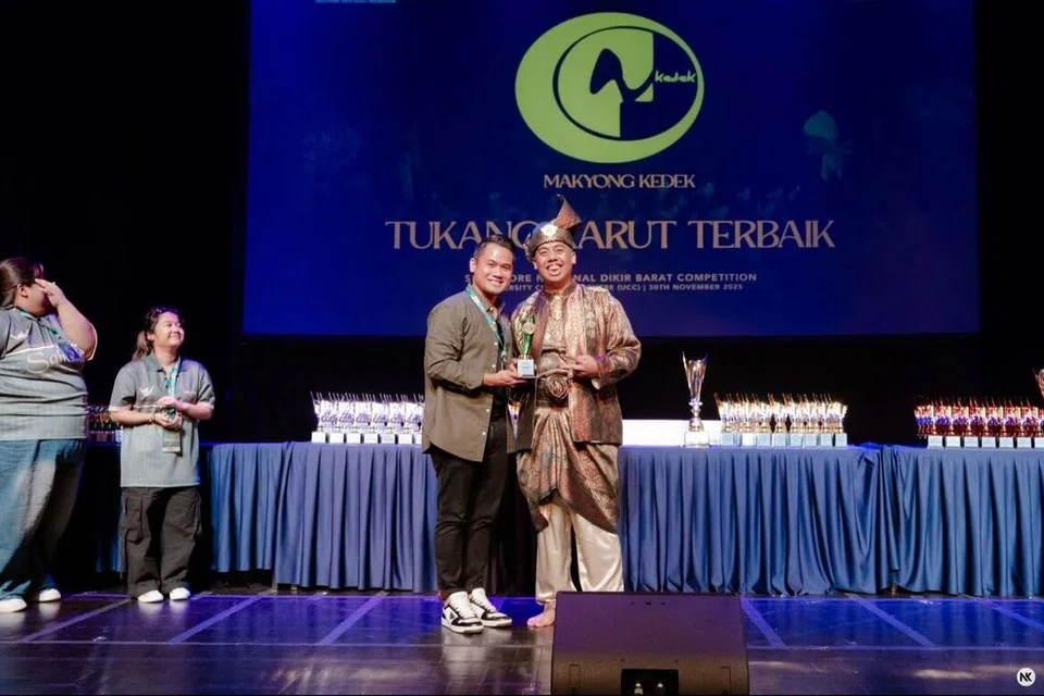 Encik Safuan Maswan menerima anugerahnya di Mega Perdana 2025. Mesej yang dibawanya di pentas Mega Perdana mencerminkan keprihatinan terhadap isu masyarakat – daripada kepentingan bahasa dalam interaksi sesama manusia, keperluan mengawal sifat amarah, hingga kepada usaha menangkis stereotaip terhadap masyarakat Melayu.