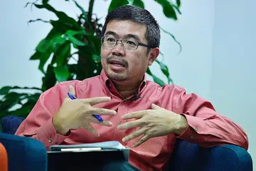 ENCIK ZAINAL SAPARI: Menyatakan golongan karyawan, pengurus, eksekutif dan teknisyen (PMET) juga boleh menjadi mangsa kepada kontrak pekerjaan yang tidak adil. - Foto fail