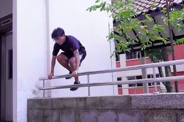 MENCABAR: Bagi Encik Muhammad Amsyar Azman, parkour bukan sekadar sukan yang penguat jasmani, malah menguji kebolehan dan ketangkasan mindanya. - Foto BH oleh ZULAIQAH ABDUL RAHIM
