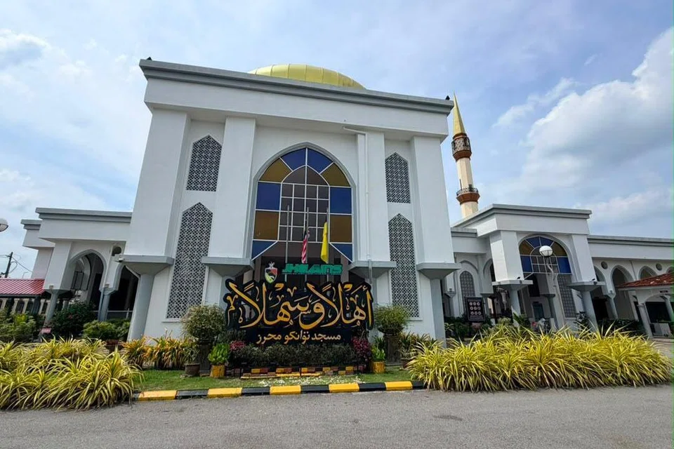 Masjid Tuanku Muhriz di Bandar Seri Jempol, bersempena nama Yang di-Pertuan Besar ke-11, Tuanku Muhriz Tuanku Munawir.