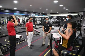 KUNJUNGI GIM: Encik Zaqy (dua dari kiri) telah ke Safra Tampines semalam dan mengunjung gim EnergyOne. - Foto BH oleh ARIFFIN JAMAR