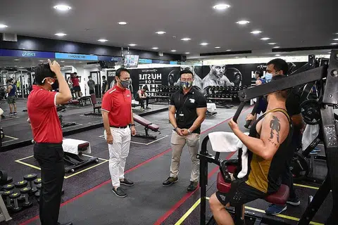 KUNJUNGI GIM: Encik Zaqy (dua dari kiri) telah ke Safra Tampines semalam dan mengunjung gim EnergyOne. - Foto BH oleh ARIFFIN JAMAR