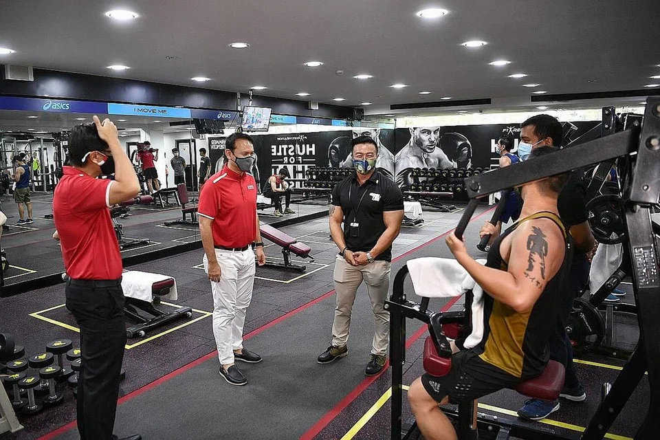 KUNJUNGI GIM: Encik Zaqy (dua dari kiri) telah ke Safra Tampines semalam dan mengunjung gim EnergyOne. - Foto BH oleh ARIFFIN JAMAR