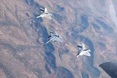 Pesawat pejuang F-15SG RSAF berlatih bersama pesawat F-22 Angkatan Udara Amerika Syarikat dalam Latihan Pitch Black 2024.