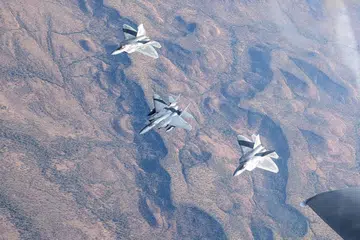 Pesawat pejuang F-15SG RSAF berlatih bersama pesawat F-22 Angkatan Udara Amerika Syarikat dalam Latihan Pitch Black 2024.