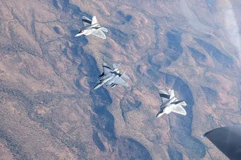Pesawat pejuang F-15SG RSAF berlatih bersama pesawat F-22 Angkatan Udara Amerika Syarikat dalam Latihan Pitch Black 2024.