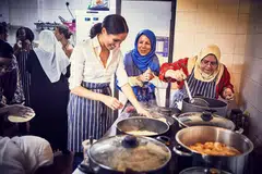 BERI SOKONGAN: Meghan memasak bersama sekumpulan wanita di dapur Pusat Warisan Budaya Muslim Al Manaar di London Barat selepas kejadian kebakaran di Grenfell Tower.