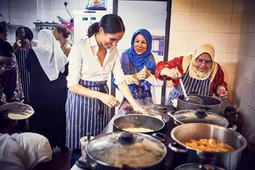 BERI SOKONGAN: Meghan memasak bersama sekumpulan wanita di dapur Pusat Warisan Budaya Muslim Al Manaar di London Barat selepas kejadian kebakaran di Grenfell Tower.