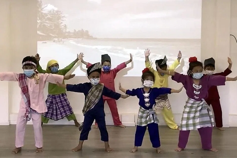 RAIKAN BULAN BAHASA: Kanak-kanak dari prasekolah PPIS membuat persembahan sempena sambutan PPIS Bulan Bahasa 2021: Semarak Bahasa dan Budaya. - Foto PPIS