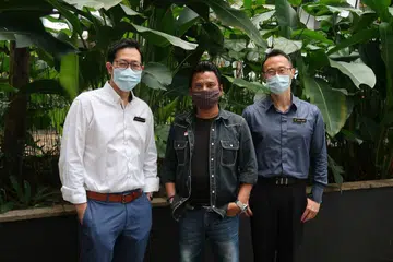 BERTERIMA KASIH KEPADA DOKTOR YANG BERJAYA MENGAWAL KEADAAN PENYAKITNYA: Encik Jaffar (tengah) bersama Dr James Ngu (kanan) dan Dr Adrian Chiow (kiri). - Foto-foto CGH.