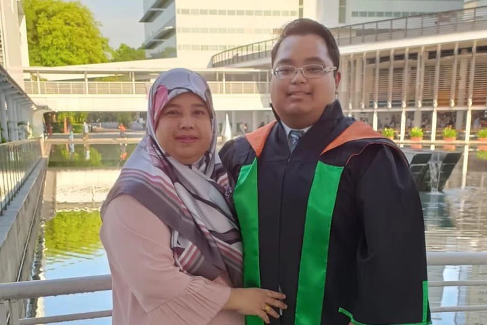 Encik Muhammad Huzaifah bersama ibu tersayang, Cik Yusni Sidi.  