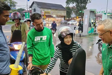KEMENANGAN DIBATALKAN: Seorang penunggang  mendapat minyak yang diberi secara percuma oleh Parti Islam SeMalaysia (PAS) semasa pilihan raya umum ke-15 pada November 2022. Mahkamah Pilihan Raya Terengganu pada 27 Jun membatalkan kemenangan Datuk Ahmad Amzad Hashim daripada parti itu pada pilihan raya tersebut kerana berlaku rasuah.