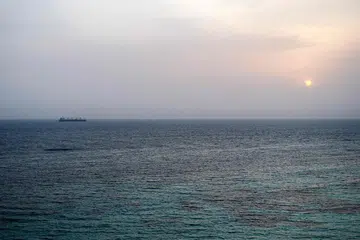 Sebuah kapal melintasi Selat Bab el-Mandeb di luar pantai selatan Yaman pada 25 Julai. Seorang jurucakap kumpulan Houthi Yaman menyatakan pada 24 Julai bahawa kumpulan pemberontak itu tidak menghalang lalu lintas melalui selat strategik tersebut, susulan pengisytiharan sekatan maritim minggu ini terhadap musuh mereka, Arab Saudi.