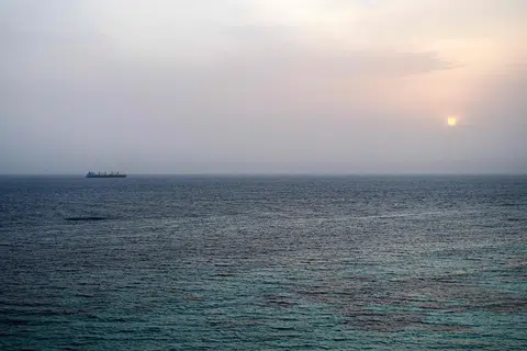 Sebuah kapal melintasi Selat Bab el-Mandeb di luar pantai selatan Yaman pada 25 Julai. Seorang jurucakap kumpulan Houthi Yaman menyatakan pada 24 Julai bahawa kumpulan pemberontak itu tidak menghalang lalu lintas melalui selat strategik tersebut, susulan pengisytiharan sekatan maritim minggu ini terhadap musuh mereka, Arab Saudi.