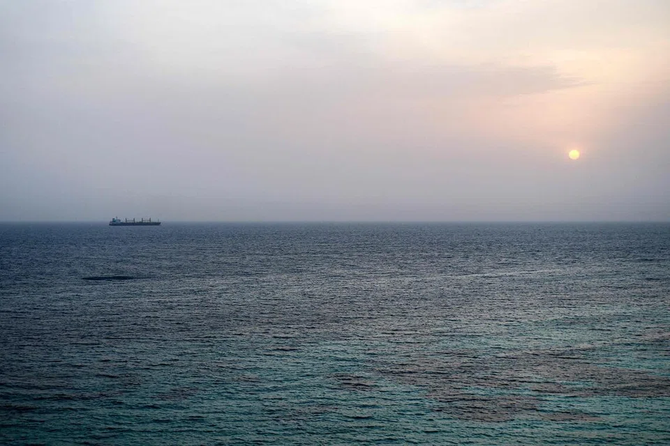 Sebuah kapal melintasi Selat Bab el-Mandeb di luar pantai selatan Yaman pada 25 Julai. Seorang jurucakap kumpulan Houthi Yaman menyatakan pada 24 Julai bahawa kumpulan pemberontak itu tidak menghalang lalu lintas melalui selat strategik tersebut, susulan pengisytiharan sekatan maritim minggu ini terhadap musuh mereka, Arab Saudi.