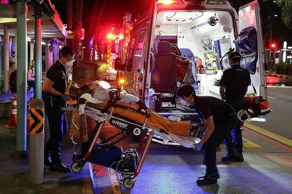 KEBAKARAN TERUK: Hampir semua benda dalam flat sewa ini terbakar. (Gambar atas) Mangsa kebakaran dibawa ke hospital untuk menerima rawatan bagi kecederaan yang dialami. - Foto-foto SHIN MIN