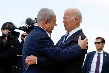 HANYA LAWAT ISRAEL: Presiden Amerika Syarikat, Encik Joe Biden (kanan) disambut oleh Perdana Menteri Israel, Encik  Benjamin Netanyahu, semasa tiba di Israel sedang Jordan membatalkan sidang puncak yang dijadualkan di Amman pada Rabu bersama pemimpin Mesir dan Palestin untuk membincangkan isu Gaza.