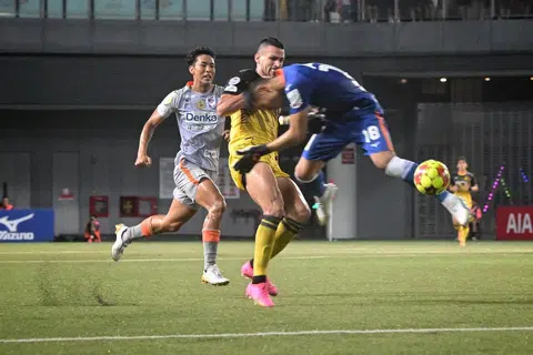TERKAMAN KAD MERAH: Penjaga gawang Albirex Niigata, Hassan Sunny (jersi biru), cuba selamatkan keadaan daripada serangan pemain Tampines Rovers, Boris Kopitovic. Beliau diperintah keluar padang sejurus sebelum rehat dalam perlawanan di Our Tampines Hub (OTH) pada Selasa.