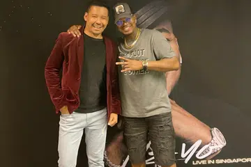 JUMPA IDOLA: Encik Halil Nasil berkesempatan bertemu empat mata dengan penyanyi antarabangsa yang popular dengan lagu ‘One In A Million’, Ne-Yo.