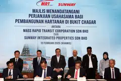 Menteri Pengangkutan Malaysia, Encik Anthony Loke (belakang, tiga dari kiri) menyaksikan perjanjian antara Ketua Pegawai Eksekutif MRT Corp, Datuk Mohd Zarif Hashim (depan, dua dari kanan) dengan Ketua Pegawai Eksekutif Sunway Integrated Properties Sdn Bhd, Encik Chong Sau Min (depan, dua dari kiri) pada Majlis Menandatangani Perjanjian Usahasama Bagi Pembangunan Hartanah Di Bukit Cagar antara Mass Rapid Transit Corporation Sdn Bhd dan Sunway Integrated Properties Sdn Bhd, pada 13 Februari.