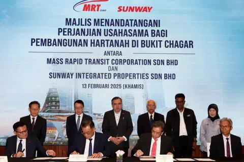 Menteri Pengangkutan Malaysia, Encik Anthony Loke (belakang, tiga dari kiri) menyaksikan perjanjian antara Ketua Pegawai Eksekutif MRT Corp, Datuk Mohd Zarif Hashim (depan, dua dari kanan) dengan Ketua Pegawai Eksekutif Sunway Integrated Properties Sdn Bhd, Encik Chong Sau Min (depan, dua dari kiri) pada Majlis Menandatangani Perjanjian Usahasama Bagi Pembangunan Hartanah Di Bukit Cagar antara Mass Rapid Transit Corporation Sdn Bhd dan Sunway Integrated Properties Sdn Bhd, pada 13 Februari.
