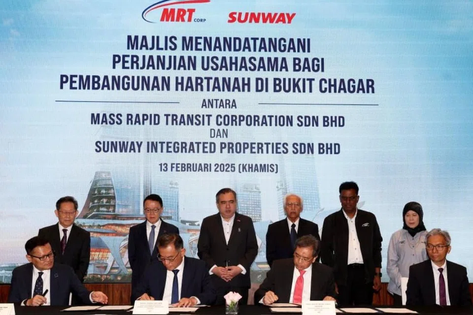 Menteri Pengangkutan Malaysia, Encik Anthony Loke (belakang, tiga dari kiri) menyaksikan perjanjian antara Ketua Pegawai Eksekutif MRT Corp, Datuk Mohd Zarif Hashim (depan, dua dari kanan) dengan Ketua Pegawai Eksekutif Sunway Integrated Properties Sdn Bhd, Encik Chong Sau Min (depan, dua dari kiri) pada Majlis Menandatangani Perjanjian Usahasama Bagi Pembangunan Hartanah Di Bukit Cagar antara Mass Rapid Transit Corporation Sdn Bhd dan Sunway Integrated Properties Sdn Bhd, pada 13 Februari.