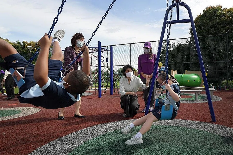 LEBIH BANYAK KEMUDAHAN: Cik Sun Xueling (berbaju putih) berinteraksi dengan pelajar sewaktu lawatannya ke Sekolah Chaoyang semalam. Kampus baru yang menempatkan sekolah itu dan Sekolah Tanglin, boleh menampung lebih ramai pelajar dan akan menyediakan lebih banyak kemudahan untuk mereka. - Foto BH oleh ALPHONSUS CHERN