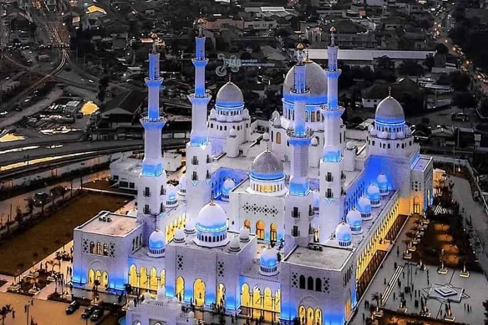 Masjid Raya Sheikh Zayed dibina berhadapan dengan Gereja Pantekosta Isa Almasih (GPIA) Sola Gratia (barisan depan bangunan paling kiri berhadapan masjid) di Solo. Kedua-dua rumah ibadat itu berkongsi ruang letak kereta dan mempamerkan toleransi beragama yang tinggi dalam kalangan penduduk setempat.