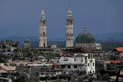 MASIH PERLU DIBANGUNKAN: Keadaan bandar Marawi lewat tahun lalu menunjukkan banyak bangunan yang kelihatan masih rosak dan perlu diperbaiki. Ribuan penduduk bandar itu masih tidak dibenarkan pulang ke rumah masing-masing dan masih tinggal di tempat perlindungan sementara. - Foto REUTERS