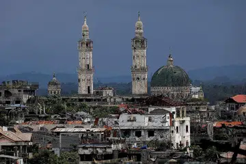 MASIH PERLU DIBANGUNKAN: Keadaan bandar Marawi lewat tahun lalu menunjukkan banyak bangunan yang kelihatan masih rosak dan perlu diperbaiki. Ribuan penduduk bandar itu masih tidak dibenarkan pulang ke rumah masing-masing dan masih tinggal di tempat perlindungan sementara. - Foto REUTERS