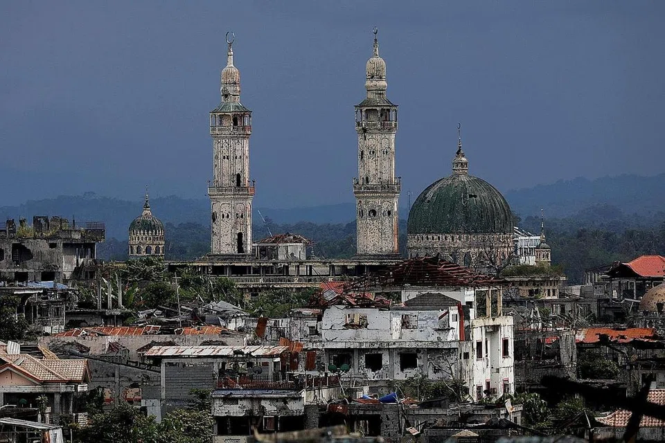 MASIH PERLU DIBANGUNKAN: Keadaan bandar Marawi lewat tahun lalu menunjukkan banyak bangunan yang kelihatan masih rosak dan perlu diperbaiki. Ribuan penduduk bandar itu masih tidak dibenarkan pulang ke rumah masing-masing dan masih tinggal di tempat perlindungan sementara. - Foto REUTERS