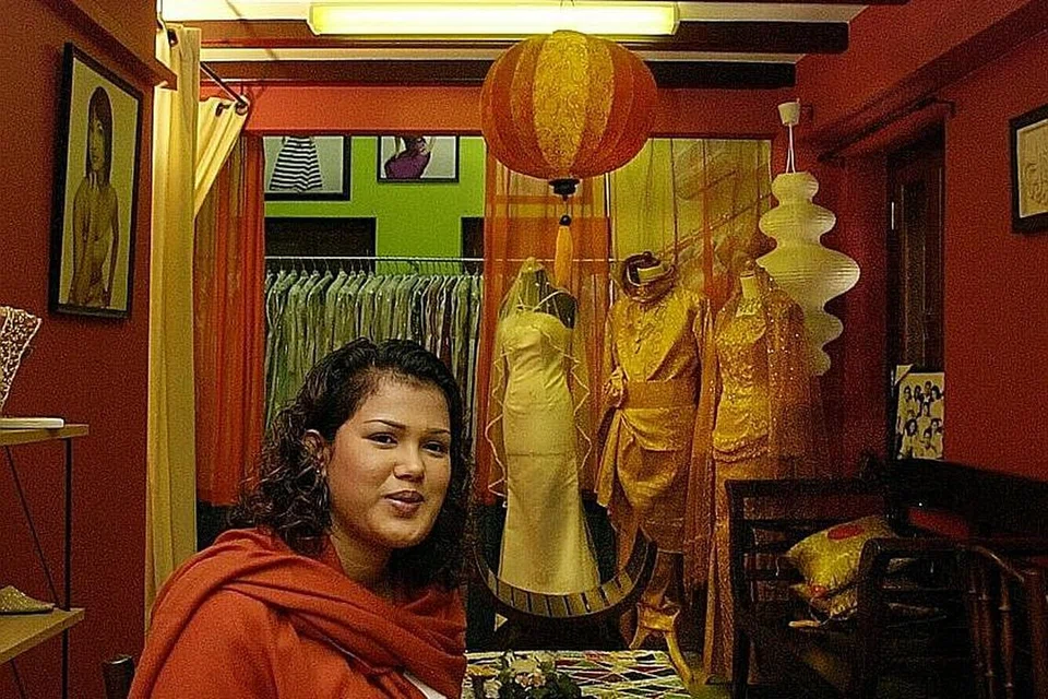 PERMULAAN MENCABAR: Cik Fatimah di lokasi butik pertamanya di Jalan Pisang. Beliau kini pemilik khidmat tatarias pengantin, Fatimah Mohsin The Wedding Gallery dan jenama perhiasan, PropUpStore. - Foto fail