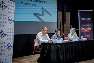 Menteri di Pejabat Perdana Menteri, Dr Mohamad Maliki Osman (tengah), bersama Menteri Negara (Penerangan dan Pembangunan Digital merangkap Kesihatan), Cik Rahayu Mahzam, dan Timbalan Pengarah (Penyepaduan), Persatuan Rakyat (PA), Encik Muhammad Yunus Haroon,  di sidang media untuk memberi perkembangan terkini mengenai kemajuan M³@Bandar sepanjang lima tahun lalu, pada 25 Oktober.